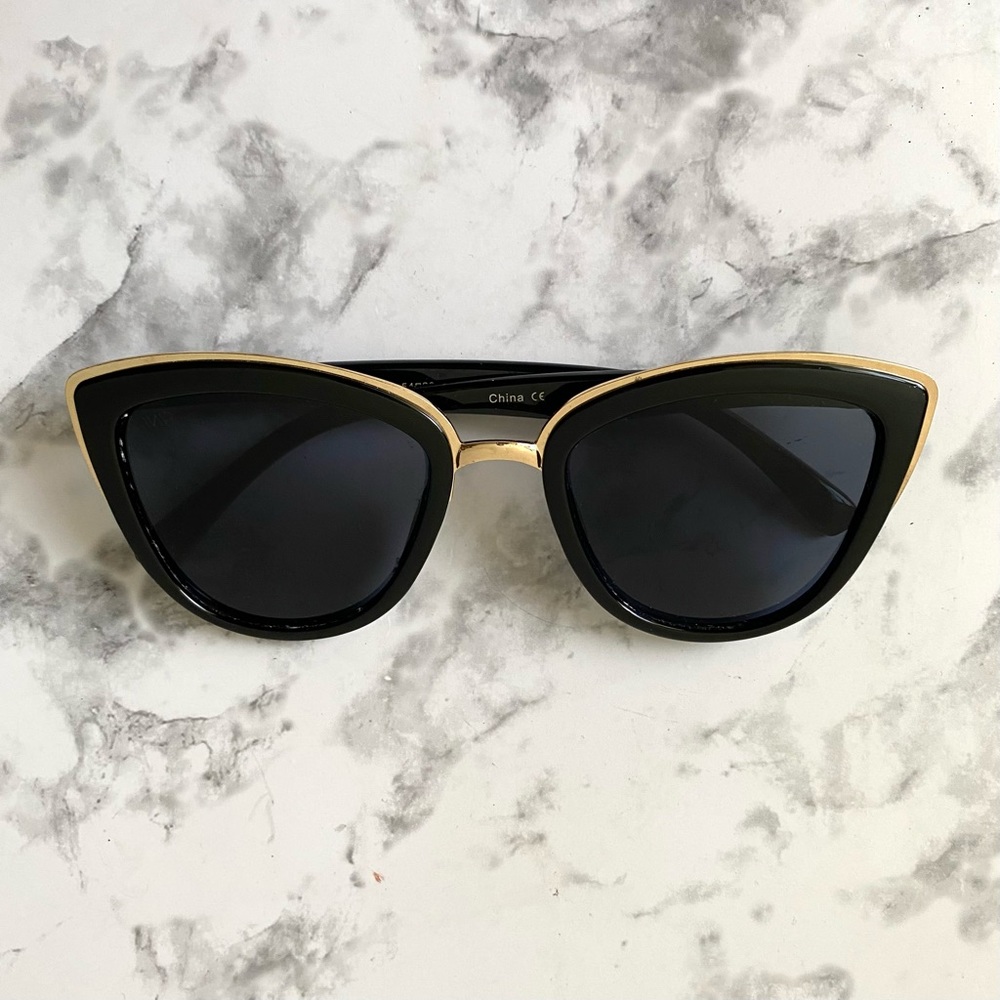 LAST CHANCE SALE!Chic Cat Eye Mirrored Reflective Sunglasses Black Frame